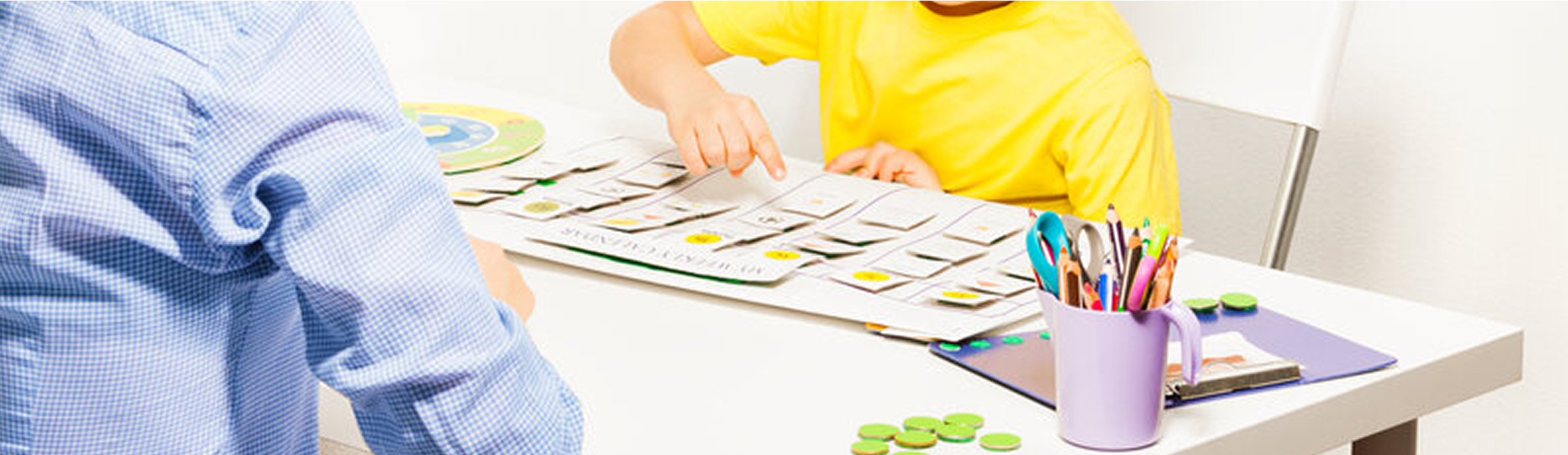 Карточкалармен үстелдегі адамдар